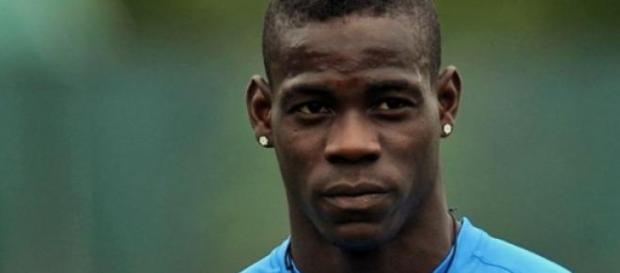 Gossip news: Mario Balotelli smascherato sul web. Gossip news: Mario Balotelli smascherato sul web.