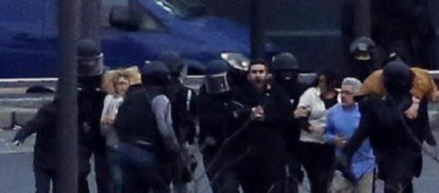 Imagen de varios rehenes siendo liberados en París Imagen de varios rehenes siendo liberados en París