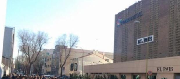 La redacción de El País en Madrid es desalojada La redacción de El País en Madrid es desalojada