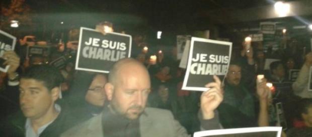 Les Français devant l'ambassade de France. Les Français devant l'ambassade de France.