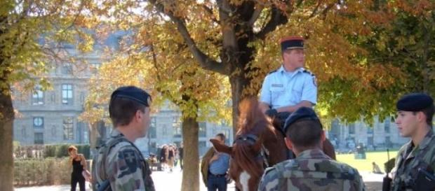 Militares franceses ajudam polícia durante crise. Militares franceses ajudam polícia durante crise.