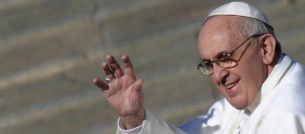 Papa Francesco saluta i fedeli Papa Francesco saluta i fedeli