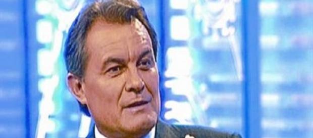 Artur Mas en una entrevista por televisión. Artur Mas en una entrevista por televisión.