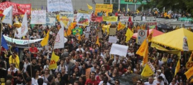 Manifestações ocorrem no Palácio Farroupilha Manifestações ocorrem no Palácio Farroupilha