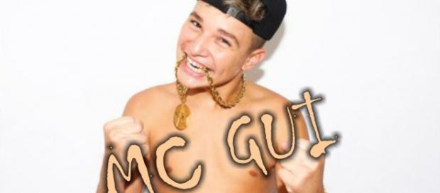No vídeo, MC Gui aparece tomando banho No vídeo, MC Gui aparece tomando banho