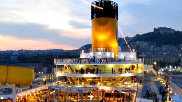 Nell'immagine Costa Magica, ponti esterni