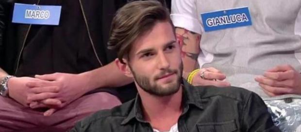 Andrea dichiara che non ha tradito Valentina Andrea dichiara che non ha tradito Valentina