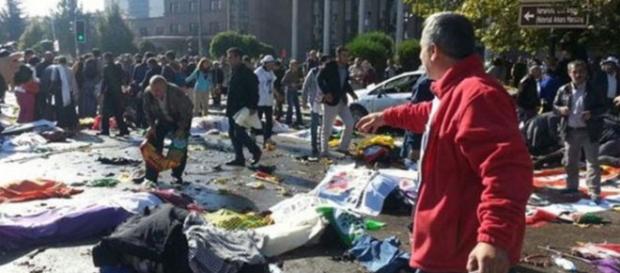Attentato durante corteo, almeno 86 i morti Attentato durante corteo, almeno 86 i morti