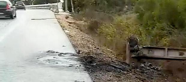 Carro terá incendiado depois de chocar com poste Carro terá incendiado depois de chocar com poste