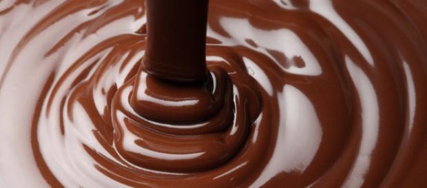Chocolate negro líquido, bueno y sano Chocolate negro líquido, bueno y sano