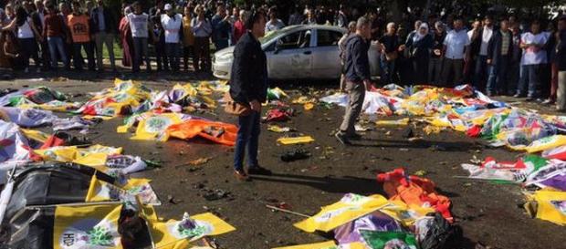 Corpuri coperite cu steaguri - explozia din Ankara Corpuri coperite cu steaguri - explozia din Ankara