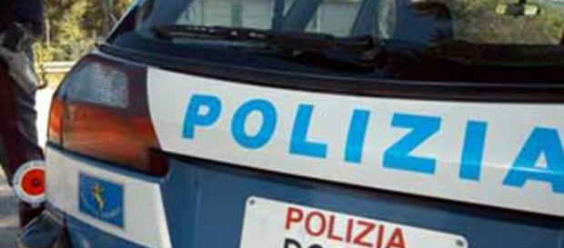 La polizia in azione durante il blitz La polizia in azione durante il blitz