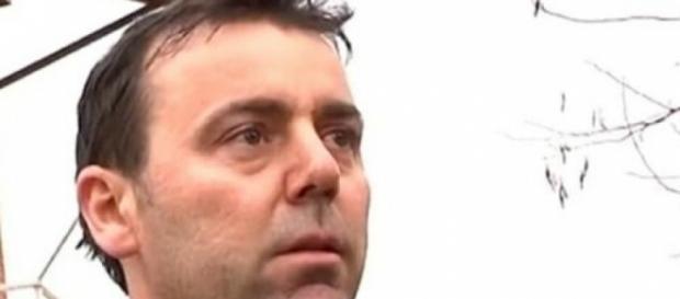 Un primo piano dell'uomo a processo Un primo piano dell'uomo a processo