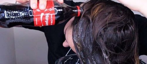 Imagen de chica usando Coca-Cola como champú