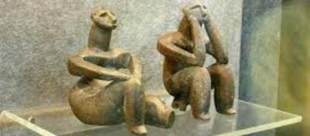Ganditorul de la Hamangia si femeie sezând Ganditorul de la Hamangia si femeie sezând