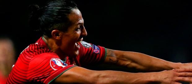 Jogador da seleção portuguesa comemorando o gol! Jogador da seleção portuguesa comemorando o gol!