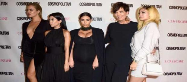 Le sorelle Kardashian e la madre per Cosmopolitan Le sorelle Kardashian e la madre per Cosmopolitan