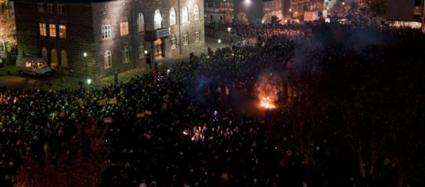 PROTESTE IN ISLANDA - revolutia ascunsa PROTESTE IN ISLANDA - revolutia ascunsa