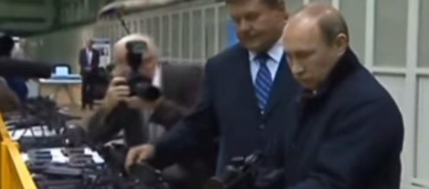 Putin w fabryce broni (YT print scrn) Putin w fabryce broni (YT print scrn)