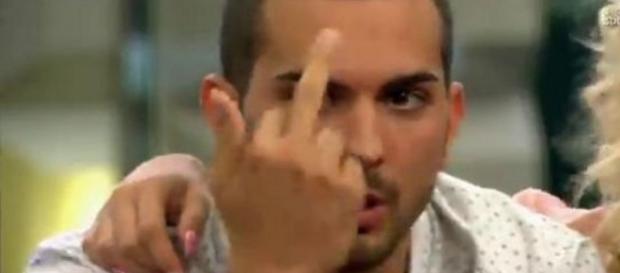 Suso hace un gesto feo al público de Gran Hermano Suso hace un gesto feo al público de Gran Hermano