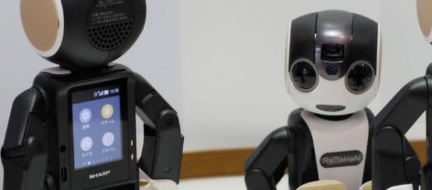 Un pequeño robot-smartphone como amigo Un pequeño robot-smartphone como amigo