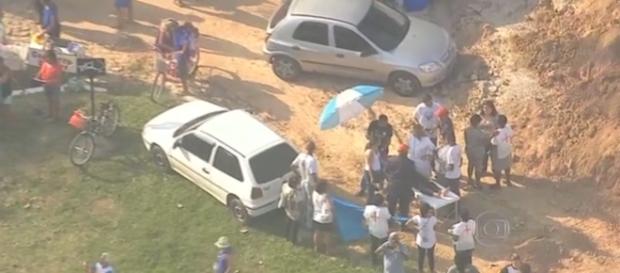 Vítima aguarda a chegada da ambulância (TV Globo) Vítima aguarda a chegada da ambulância (TV Globo)