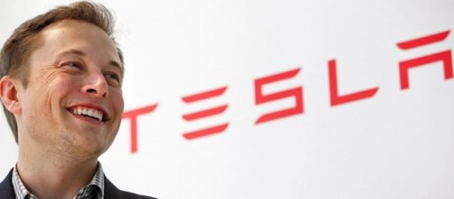 Elon Musk, CEO di Tesla, punzecchia Apple