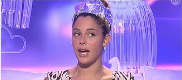 Coralie, la Reine assise sur un faux pouvoir Coralie, la Reine assise sur un faux pouvoir