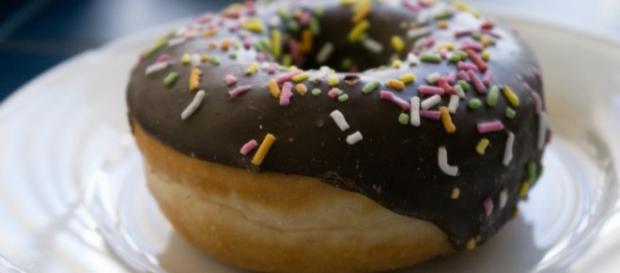 Donut cubierto de chocolate con fideos de colores Donut cubierto de chocolate con fideos de colores
