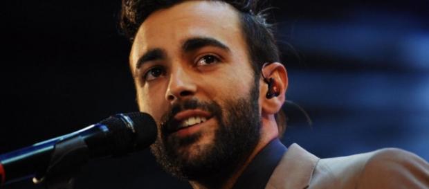 Marco Mengoni durante una esibizione Marco Mengoni durante una esibizione