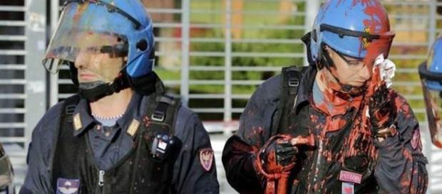 Poliziotti in servizio d'ordine colpiti da vernice Poliziotti in servizio d'ordine colpiti da vernice
