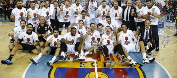 Real Madrid recibiendo el trofeo de campeón Real Madrid recibiendo el trofeo de campeón