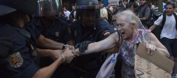 señora mayor en una manifestacion, represón señora mayor en una manifestacion, represón