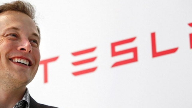 Elon Musk, CEO di Tesla, punzecchia Apple