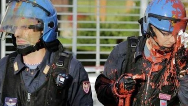 Poliziotti in servizio d'ordine colpiti da vernice