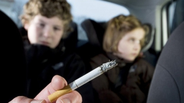 Vietato fumare in auto con bambini a bordo