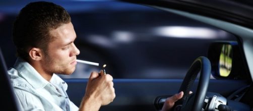 Non si potrà più fumare in macchina