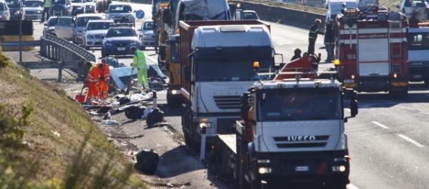 Accident tragic pe A1 Italia soldat cu victime Accident tragic pe A1 Italia soldat cu victime