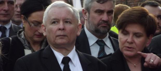 Czy Szydło pokazuje Kaczyńskiemu palcem Kopacz? Czy Szydło pokazuje Kaczyńskiemu palcem Kopacz?
