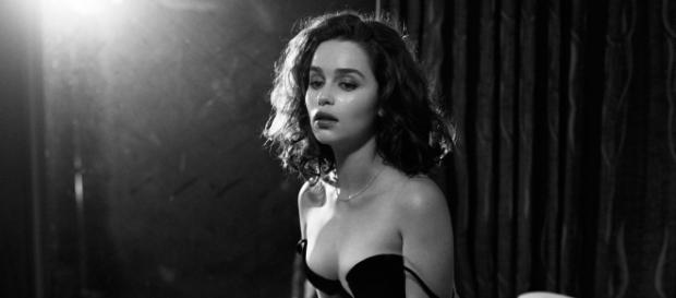 Emilia posando semidesnuda para Esquire Emilia posando semidesnuda para Esquire
