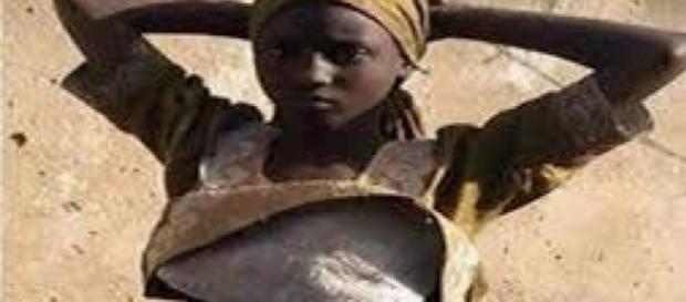Jeune fille portant une ceinture explosive arrêtée Jeune fille portant une ceinture explosive arrêtée