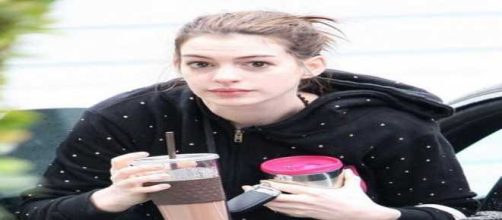 Anne Hathaway fa i capricci a colazione