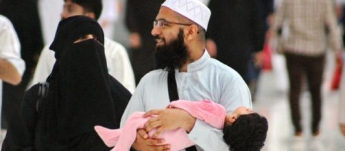 Una coppia di musulmani con la figlia in braccio