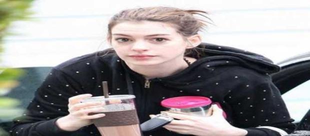 Anne Hathaway fa i capricci a colazione Anne Hathaway fa i capricci a colazione