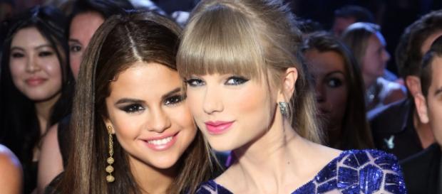 As duas cantoras são as melhores amigas. As duas cantoras são as melhores amigas.