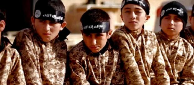 Bambini soldati in un video dello Stato Islamico Bambini soldati in un video dello Stato Islamico