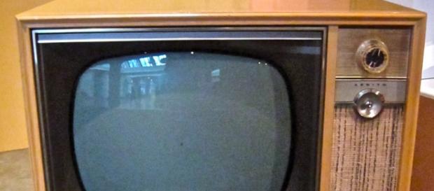 foto che ritrae un apparecchio televisivo foto che ritrae un apparecchio televisivo