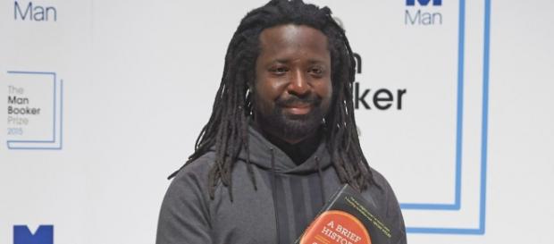 Marlon James posando con su premiada novela Marlon James posando con su premiada novela