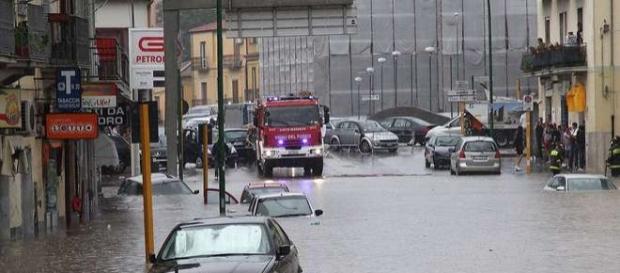 Auto sommerse e strade completamente allagate Auto sommerse e strade completamente allagate