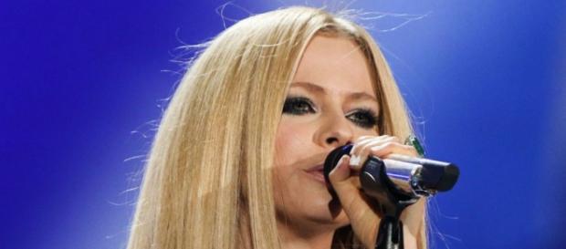 Avril Lavigne canta "Fly" alle Special Olympics. Avril Lavigne canta "Fly" alle Special Olympics.
